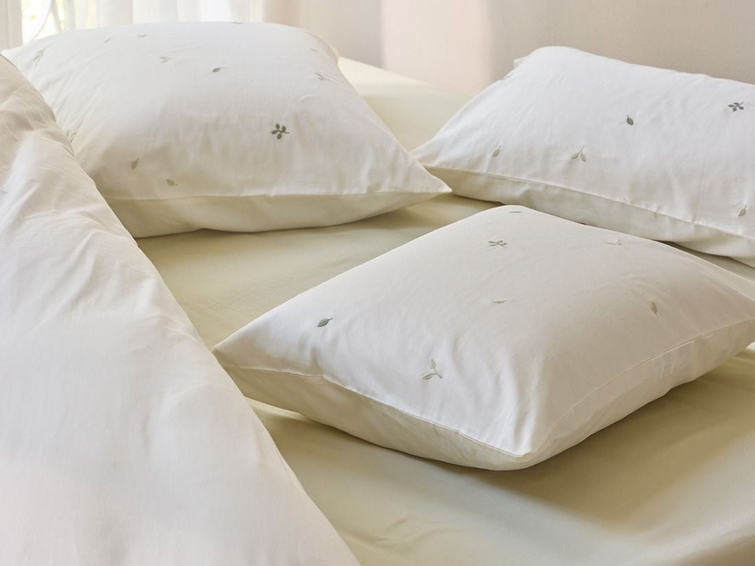 Taie d'oreiller satin de coton blanc chaud botanique